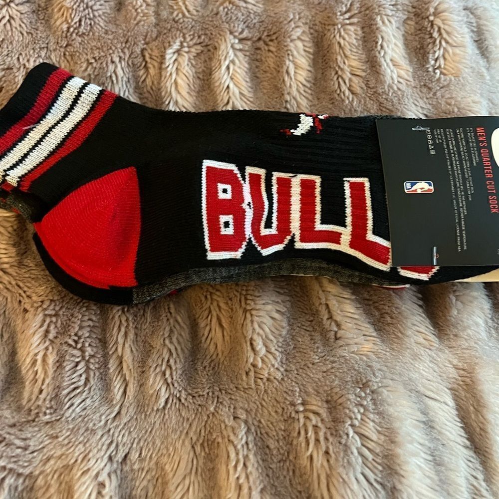 Men’s NWT Chicago Bulls NBA quarter cut socks. Size 6-12.